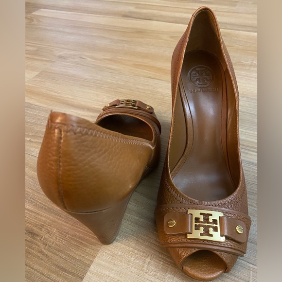 ❤️❤️Tory Burch Leather Brown Peep Toe High Wedges W/Gold Monogram - Picture 2 of 13
